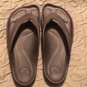 Women’s 7 Crocs flip flops
